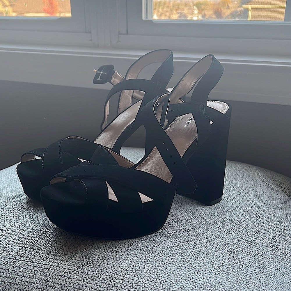 Black strap platform heels velvet